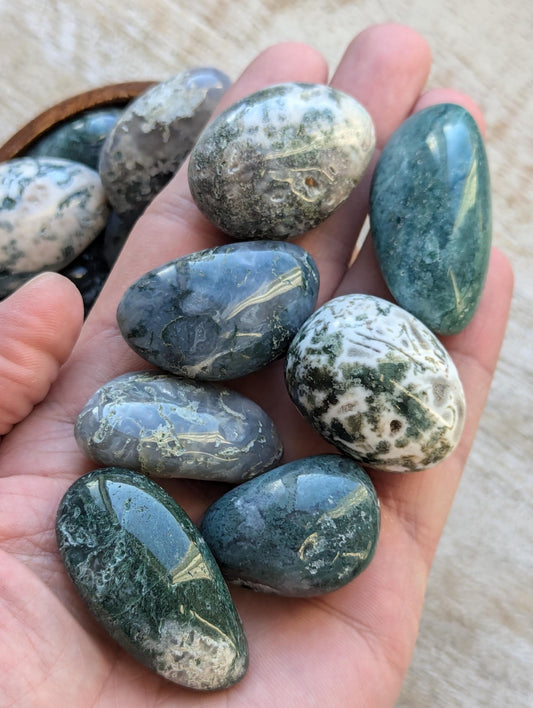 Moss agate stones