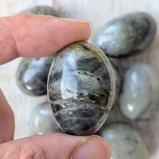 labradorite-crystal-tumbled